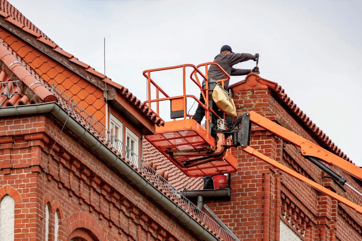 Phoenix roofing contractor preparing a Central Phoenix residential roof